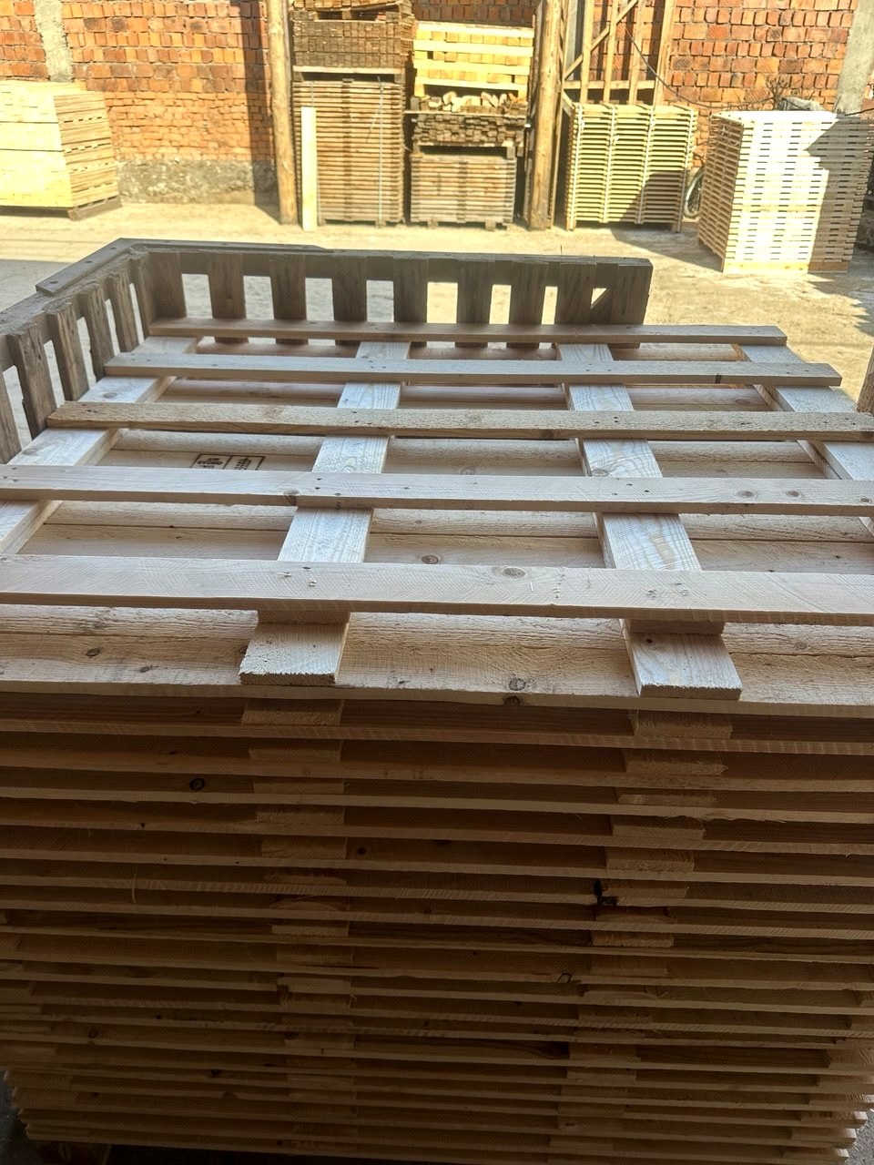 Finished wooden pallets and pallet covers for wholesale delivery