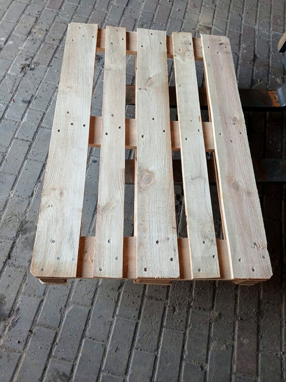 Wooden pallets and pallet covers manufactured by TRAST-BUD in Ukraine